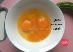 Illustration of how to make bitter melon and scrambled eggs 1