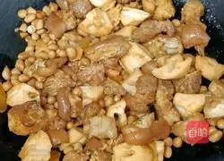 Illustration of how to stew pig feet with lotus root and peanuts 11