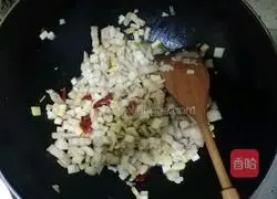 Illustration of how to make tender bamboo shoots and diced pork belly 9