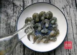 Illustration of how to make fried chive flowers with shrimp 4