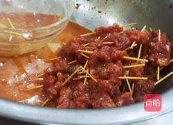 Illustration of how to make spicy toothpick beef 4