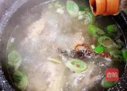 Illustration of how to stew big bones with pickled cabbage 11