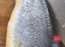 Illustration of how to make steamed large yellow croaker 4
