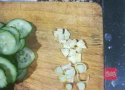 Illustration of how to make scrambled eggs with cucumber, shrimp, fungus and fungus 4