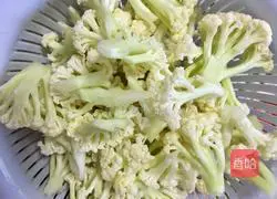 Illustration of how to make dry pot organic cauliflower 1