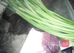 Illustration of how to make stir-fried pork with garlic moss 1