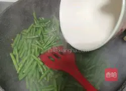 Illustration of how to make stir-fried cowpeas and meat 10