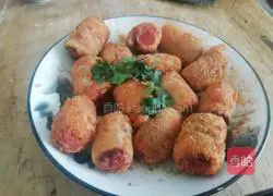 Illustration of how to make small sausages wrapped in puff pastry 17