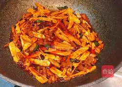 Illustration of how to make Sichuan-style jelly stir-fried dried beans 4