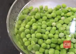 Illustration of how to make baked peas with salted egg yolk 2