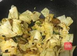 Illustration of how to make Lianbai twice cooked 5