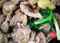 Illustration of how to cook lamb chops with carrots, green garlic and garlic 7