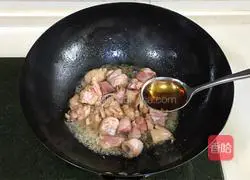 Illustration of how to make mushroom stewed chicken 6