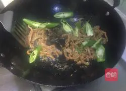 Illustration of how to make green pepper shredded beef 4