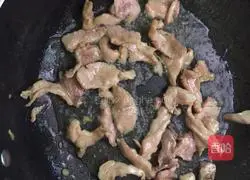 Illustration of how to stir-fry lean meat with pickles 3