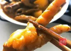 Illustration of how to make braised potato and chicken feet 6