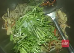 Illustration of how to make three shredded meat stir-fries 6