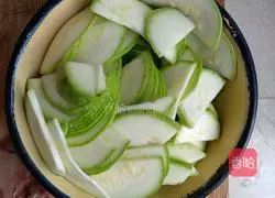 Illustration of how to cook bacon stewed rice in a lazy rice cooker 7