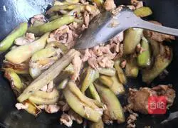 Illustration of how to cook chicken breast and eggplant in a pot 7