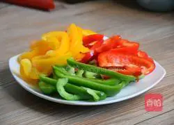 Illustration of how to make fried meat with colored peppers 1