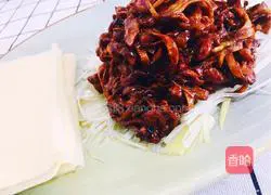 Illustration of how to make shredded pork in Beijing sauce 20