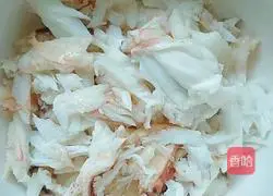 Illustration of how to make hibiscus crab bucket 3