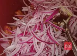 Illustration of how to stir-fry meat with onions 6