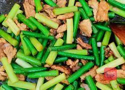 Illustration of how to make fried chicken with garlic moss 4