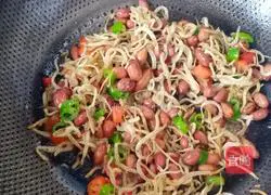 Illustration of how to make fried peanuts with small whitebait 7