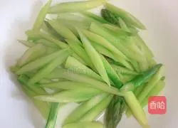 Illustration of how to make asparagus, shrimp and scrambled eggs 6