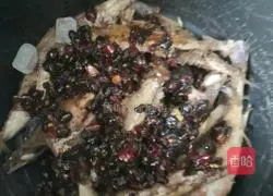 Illustration of how to make black bean yellow croaker 4