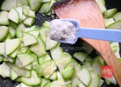 Illustration of how to make fried zucchini with eggs 9