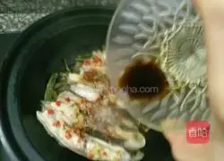 Illustration of how to make golden pomfret baked with gold, silver and garlic 5