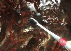 Illustration of how to make original braised crayfish 1