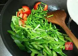 Illustration of how to stir-fry beef tenderloin 6