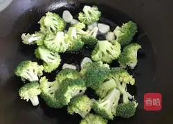 Illustration of how to stir-fry broccoli with shrimps 7