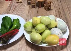 Illustration of how to make fried green tomatoes with preserved eggs 1