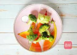 Illustration of how to make broccoli and egg fried rice 1