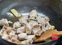 Illustration of Korean Sauce Stir-fried Pork Ribs with Garlic Moss 1