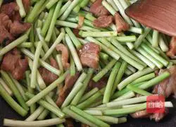 Illustration of how to stir-fry pork ribs and garlic sprouts 10