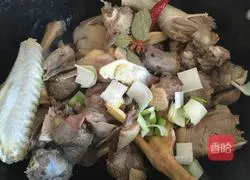 Illustration of how to stew goose in iron pot 7