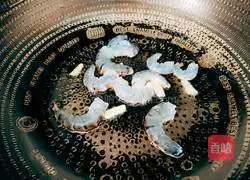 Illustration of how to stir-fry shrimps with celery 7