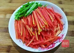 Illustration of how to stir-fry shredded pork with green pepper and carrot 5