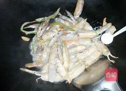 Illustration of how to make spicy stir-fried razor clams 11