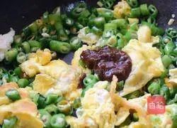 Illustration of how to make fried chili eggs with soy sauce 5