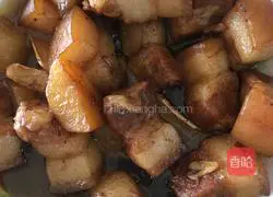 Illustration of how to make braised pork with potatoes 9