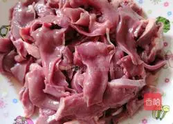 Illustration of how to make spicy and sour pig heart 2