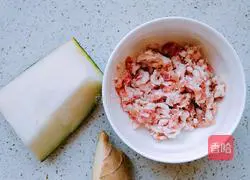 Illustration of how to make minced meat and winter melon rolls 1