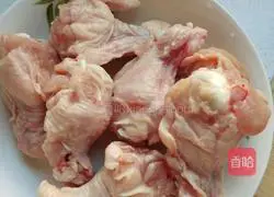 Illustration of how to make stewed potatoes with wing roots 1