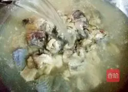 Illustration of how to make chicken with sour bamboo shoots in red soup 5